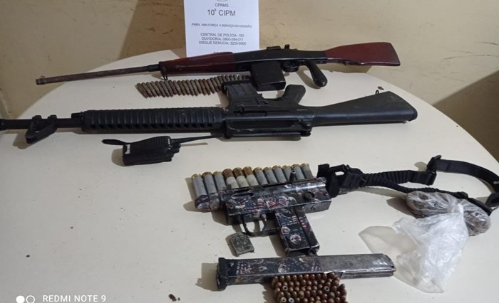 Fuzil e metralhadora apreendidos com suspeitos de roubos a bancos; um morreu no confronto