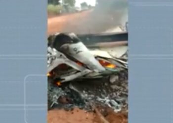Duas pessoas da mesma família morrem após carro bater em poste; homem tentou ajudar e morreu eletrocutado