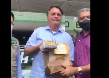 Prefeito de Santa Bárbara presenteia Bolsonaro com doce e o tradicional requeijão