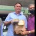Prefeito de Santa Bárbara presenteia Bolsonaro com doce e o tradicional requeijão