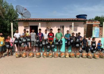 ‘Família R’ recebe 15 cestas básicas e 15 kit vestuário de dois empresários coiteenses