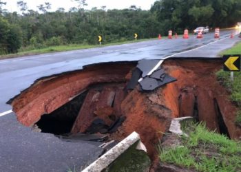 Chuva destrói galeria na BA-099 e rodovia é interditada no trecho de Porto de Sauípe