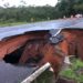 Chuva destrói galeria na BA-099 e rodovia é interditada no trecho de Porto de Sauípe