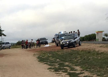 Homem morre após ser atingido por carro enquanto caminhava na BA-120