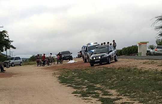 Homem morre após ser atingido por carro enquanto caminhava na BA-120