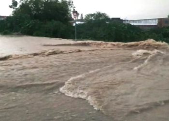 Motocicleta desparece após ser levada por correnteza durante forte temporal em Coité
