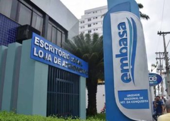 Homem é preso após invadir prédio da Embasa e ferir dois funcionários com golpes de faca