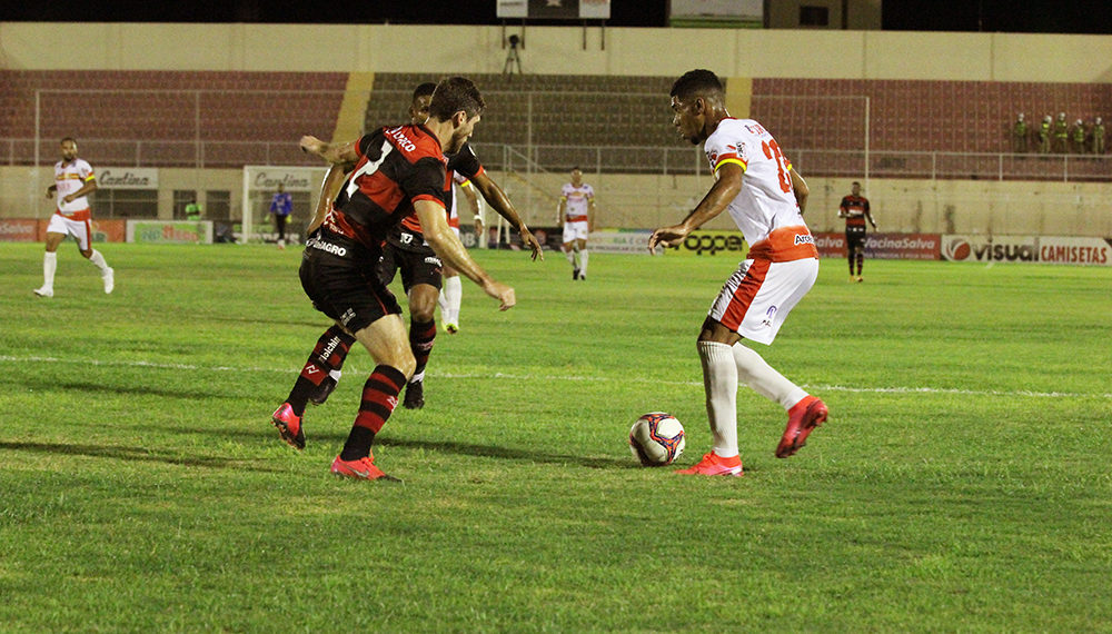 Baianão: Vitória abre o placar contra a Juazeirense, cede empate e se complica