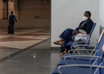 Professora ‘mora’ no aeroporto após suspensão de salário e impasse com aposentadoria