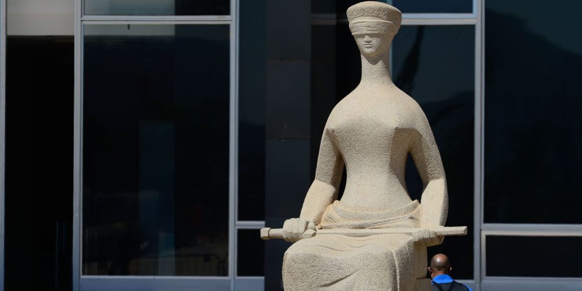 STF decide que estados e municípios podem proibir cultos na pandemia