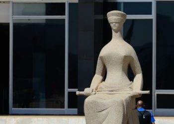 STF decide que estados e municípios podem proibir cultos na pandemia