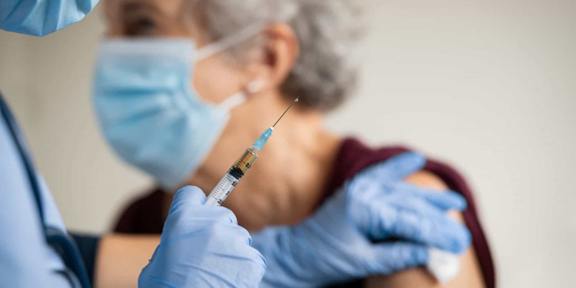 Vacinas contra Covid-19 fazem número de mortalidade cair em até 51% entre idosos