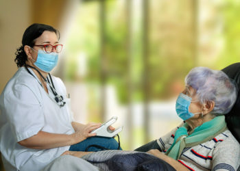 Busca por cuidadores de idosos cresce 50% na pandemia mesmo após início da imunização