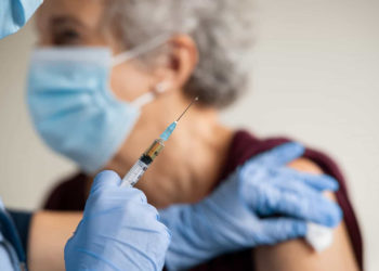 Vacinas contra Covid-19 fazem número de mortalidade cair em até 51% entre idosos