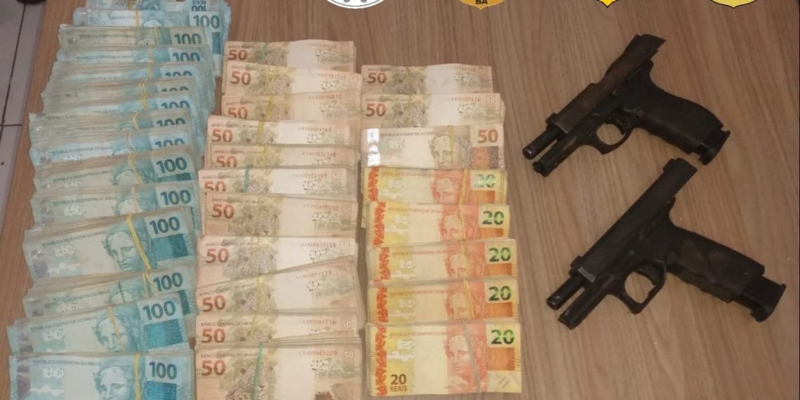 R$ 236 mil e armas são encontrados com suspeitos de ataques a banco; quatro suspeitos morreram em dois confrontos