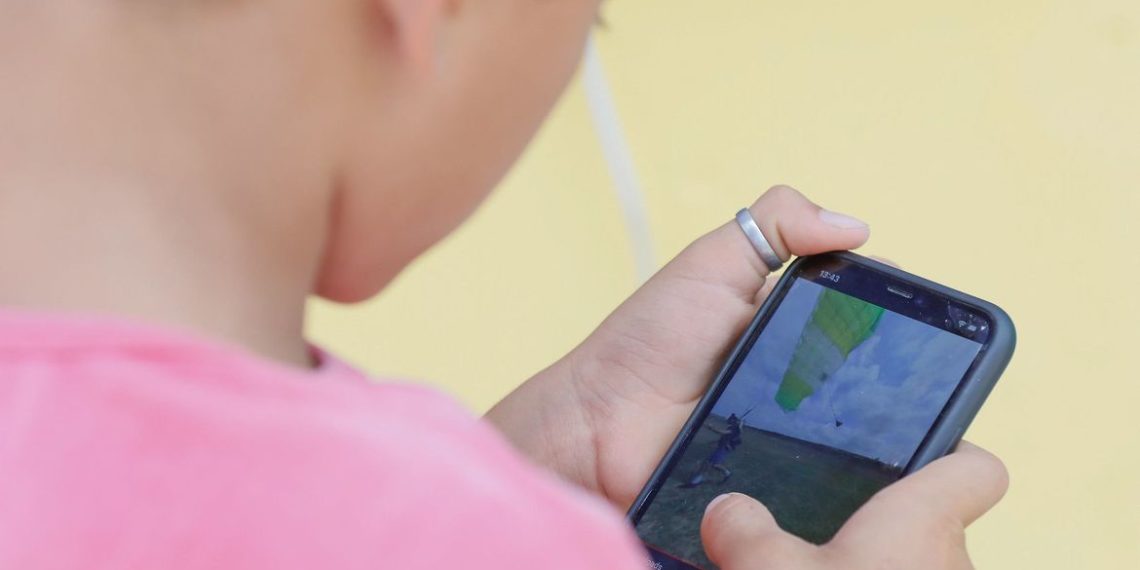 Pesquisadores alertam para riscos de crianças expostas a telas