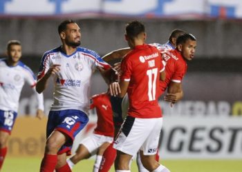 Copa Sul-Americana: Bahia busca empate depois de sofrer dois gols do Independiente e Gilberto desperdiça pênalti da virada