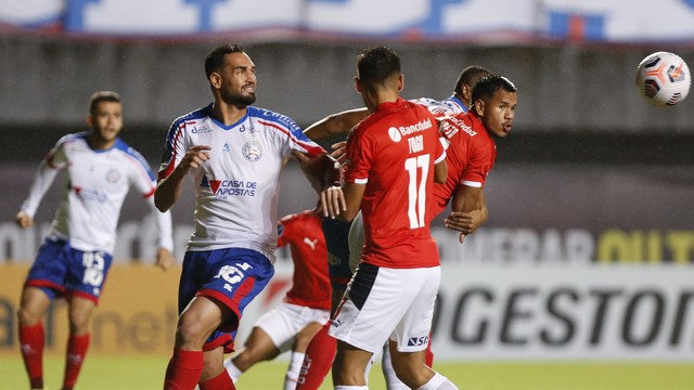 Copa Sul-Americana: Bahia busca empate depois de sofrer dois gols do Independiente e Gilberto desperdiça pênalti da virada