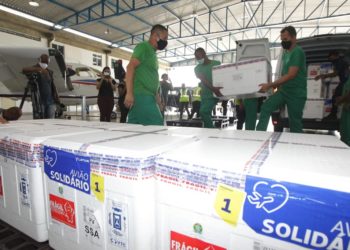 Bahia recebe primeiro lote de vacinas da Pfizer e mais 405 mil doses da AstraZeneca