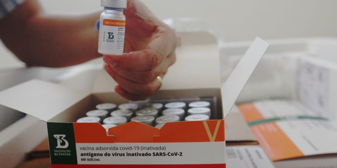 Remessa com 60.200 doses da Coronavac chega à Bahia
