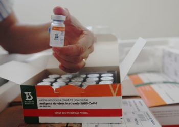 Remessa com 60.200 doses da Coronavac chega à Bahia