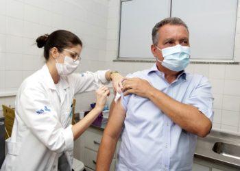 Governador é vacinado contra a Covid-19