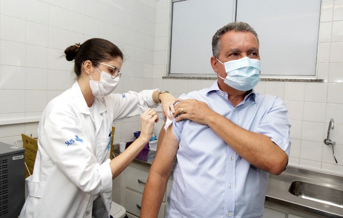 Governador é vacinado contra a Covid-19