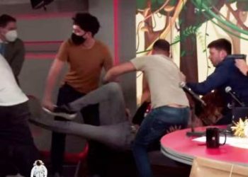 Apresentador e convidado brigam ao vivo no programa Pânico em debate sobre Bolsonaro