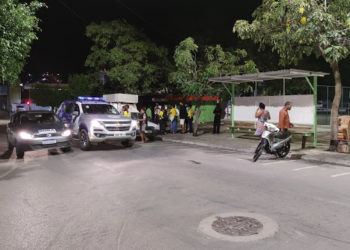 Incomodado com louvor e querendo ouvir arrocha, homem agride evangélicos em praça pública