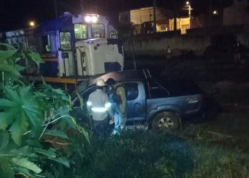 Trem empurra Hilux com três ocupantes por mais de 100 metros em Salgadália