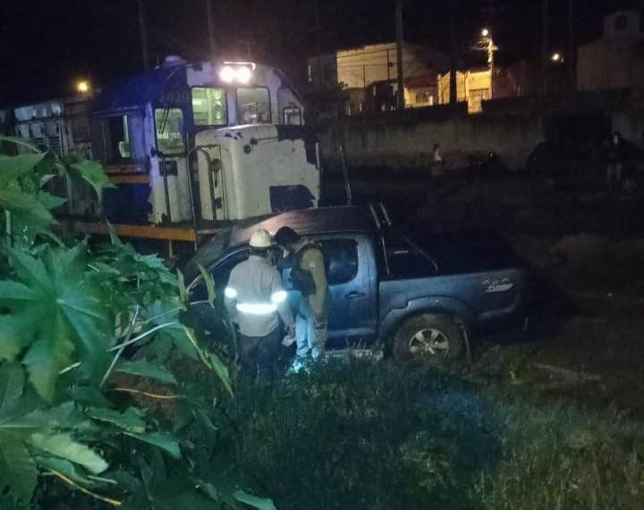 Trem empurra Hilux com três ocupantes por mais de 100 metros em Salgadália