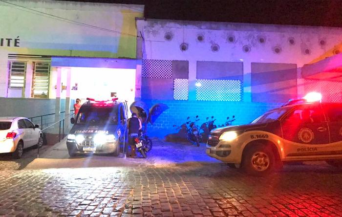 Homem é morto em com vários tiros em via pública