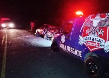 Carros ficam parcialmente destruídos em colisão na BA 409