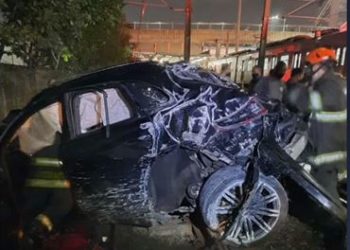 SP – Mulher perde controle de carro que caí de viaduto em linha férrea, é atingindo por trem que joga veículo contra poste e ela saí praticamente ilesa