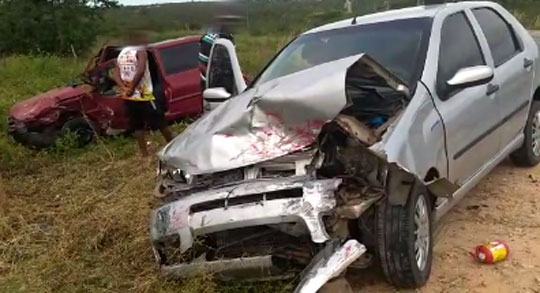 Colisão frontal na BA 120 deixa dois feridos