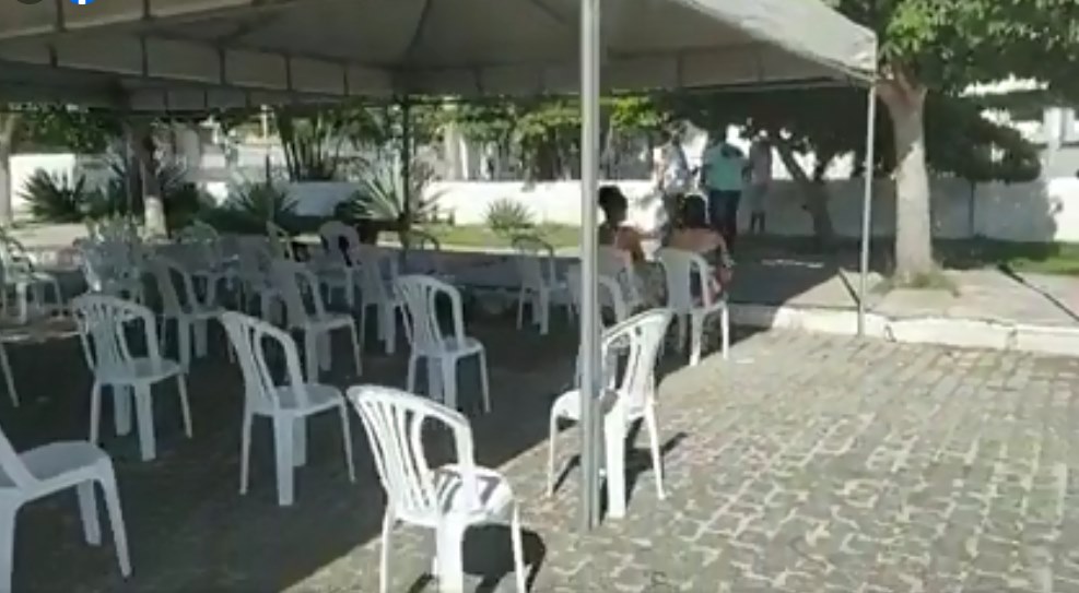 Sábado de vacina contra à covid-19 em Coité foi tranquilo, pessoas antes dispensadas foram chamadas para receberem primeira dose