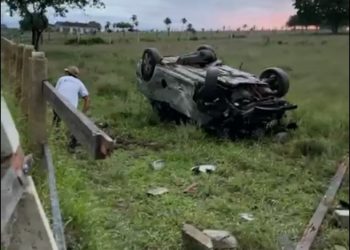 Motorista morre após perder controle de carro e ser projetado para fora após vários capotamentos