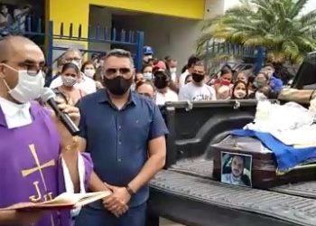 Sob forte comoção popular, corpo do médico Andrade Santana é sepultado em Araci