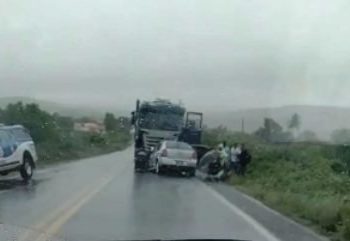 Colisão frontal entre carreta e Astra deixa um morto na BR 410