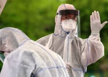 Autoridade de saúde dos EUA reformula orientações e enfatiza contágio da Covid pelo ar