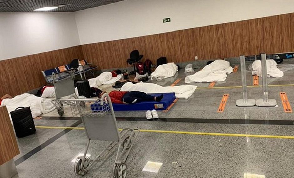 Atletas do Independiente voltam à Argentina após 20h no aeroporto de Salvador