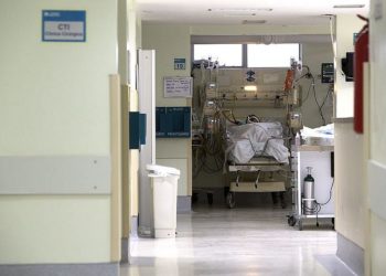 Média de mortes por covid cai 31% em um mês, mas fica acima de 2 mil há 54 dias