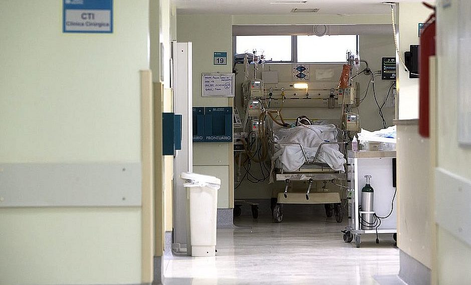 Média de mortes por covid cai 31% em um mês, mas fica acima de 2 mil há 54 dias