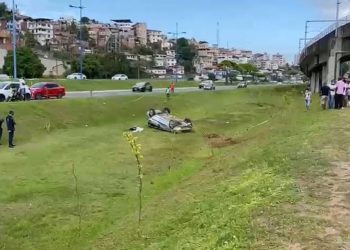 Salvador – Dois carros capotam, uma pessoa morre e quatro se ferem na Bonocô