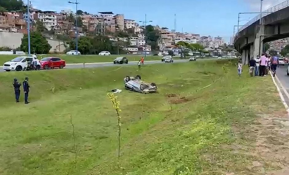 Salvador – Dois carros capotam, uma pessoa morre e quatro se ferem na Bonocô