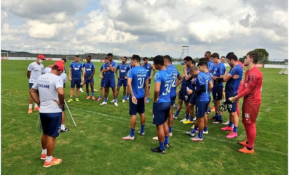 Bahia libera zagueiro após falecimento da mãe por complicações de covid