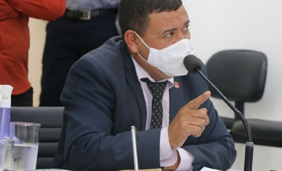 Vereador de Teixeira de Freitas é baleado em posto de gasolina