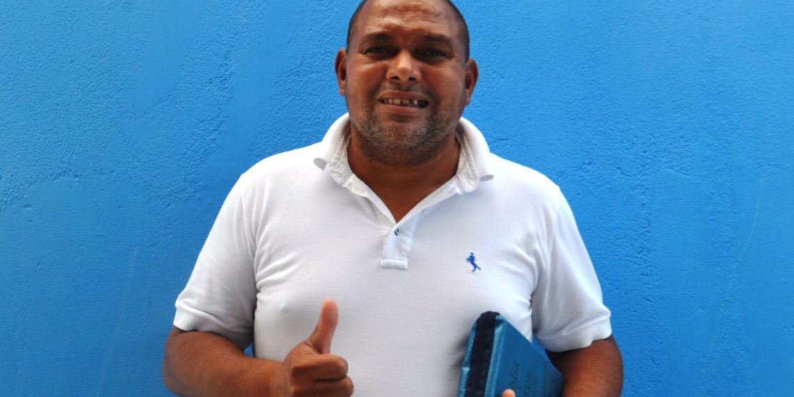 Tradicional locutor de Cansanção, Fagner Pinheiro, se converte ao evangelho e se afasta de locução política e de futebol