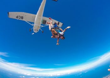 Coiteense paga R$ 900 para realizar o sonho de saltar de paraquedas