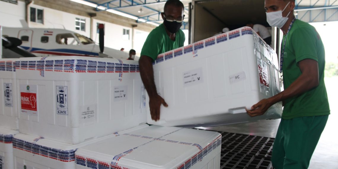 Nova remessa com 629.350 doses de vacinas contra a Covid-19 chega à Bahia